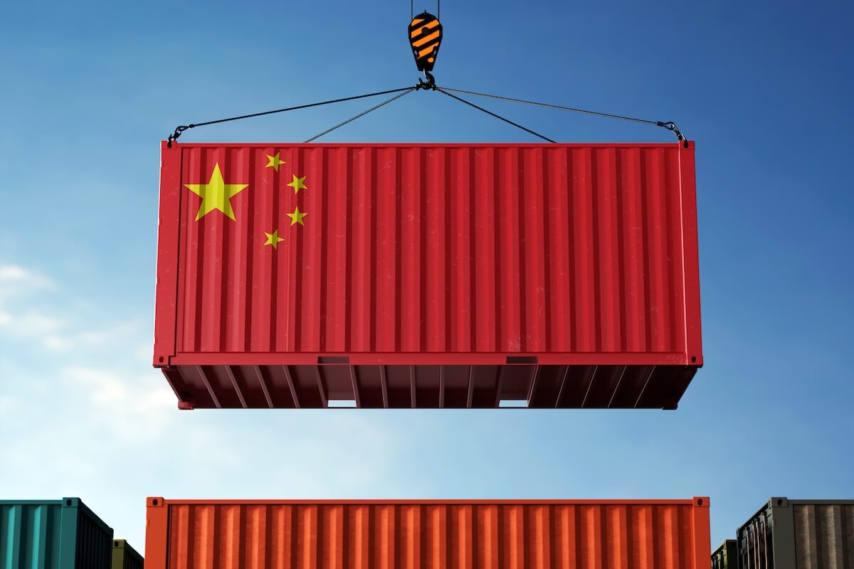 Ein schwebender Container mit der Flagge Chinas.