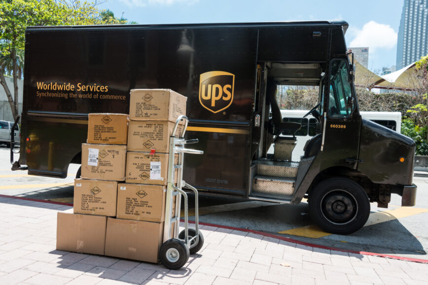 UPS Fahrzeug mit Paketen