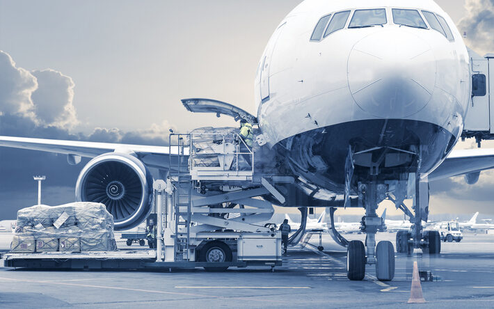 Die Fracht wird vor dem Abflug in das Flugzeug verladen.