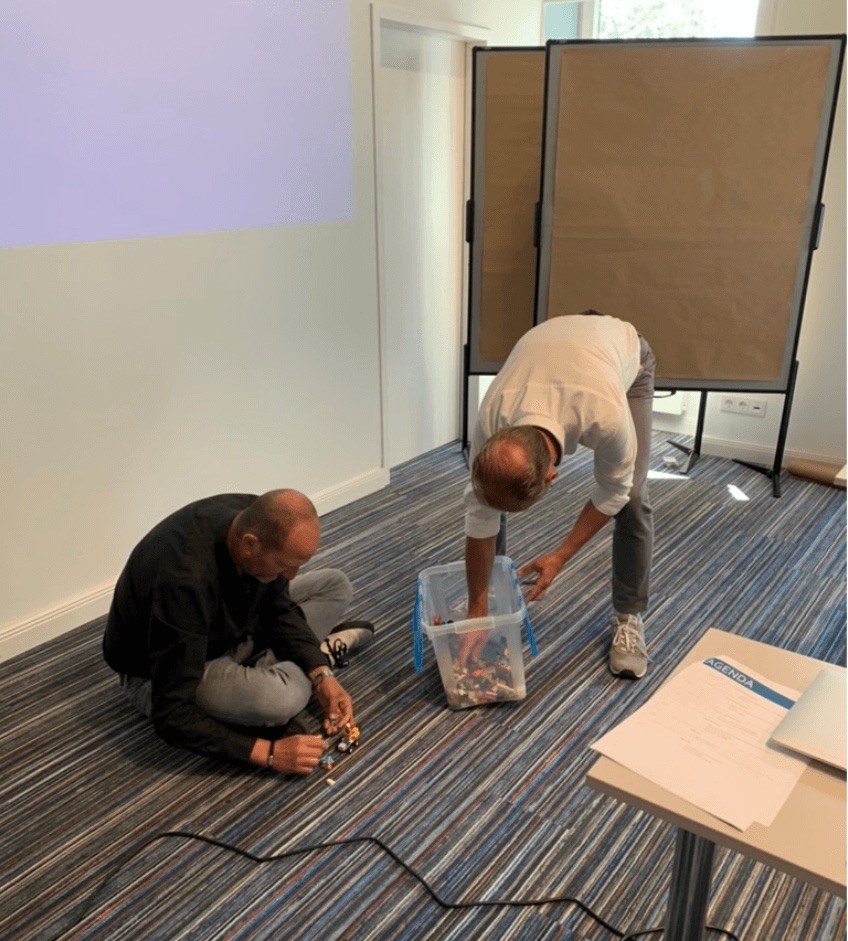 Das Führungstrainingskonzept umfasst die Entwicklung von Führungswerten und -richtlinien.