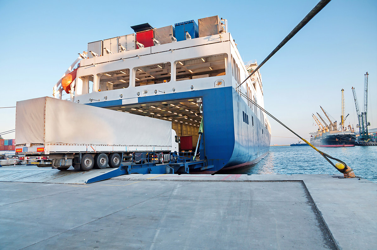 Lkw auf einer Fähre.