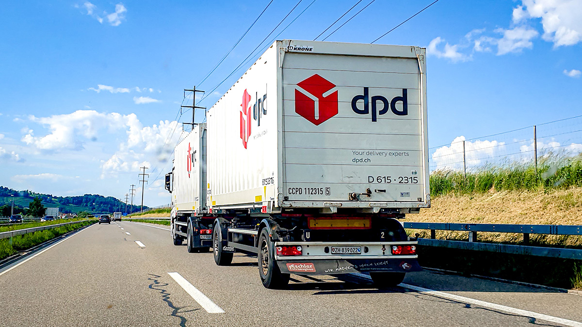 DPD-Versanddienst mit DPD-LKWs.