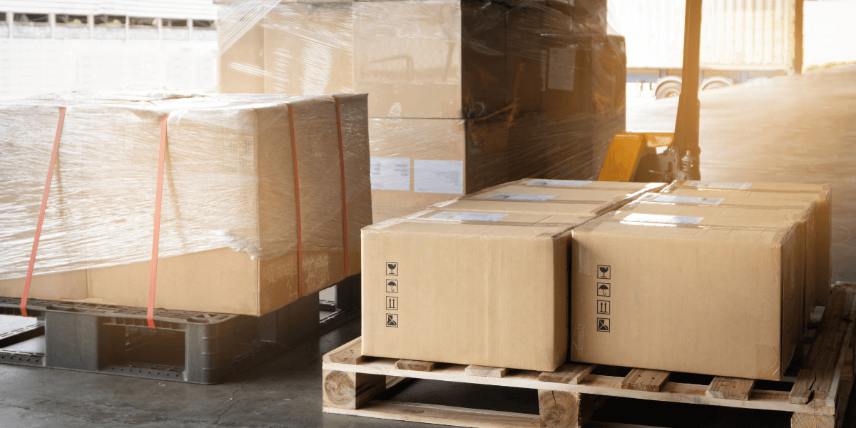 Viele Pakete auf Paletten, bereit für den Palettenversand