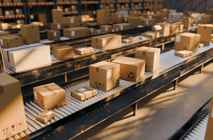 Maße Päckchen und Pakete bei DHL & Co: Pakete verschiedener Größen - S, M, L - auf Förderbändern in einem Distributionslager.