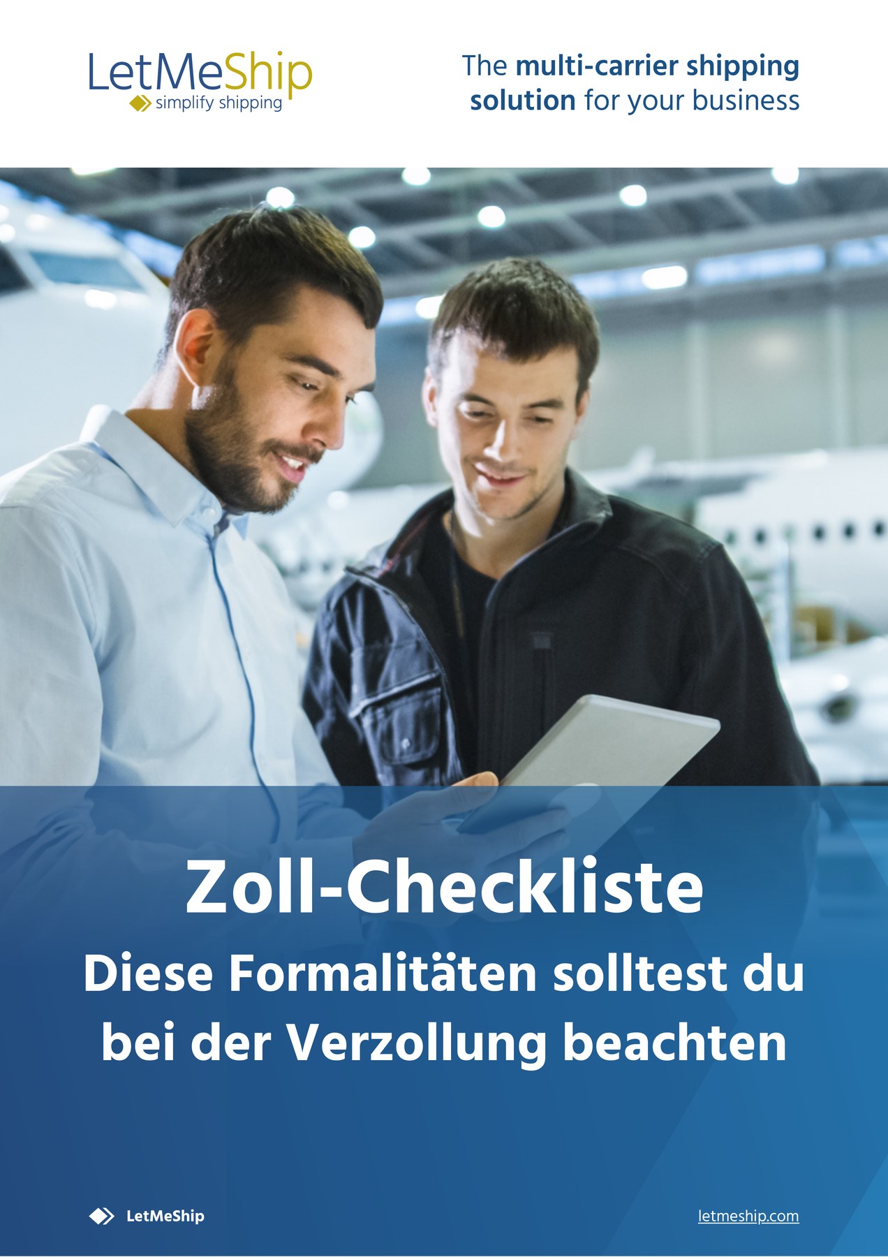 Titelseite der LetMeShip Zoll-Checkliste: Zwei Mitarbeiter prüfen Zollunterlagen auf einem Tablet in einer Lagerhalle.